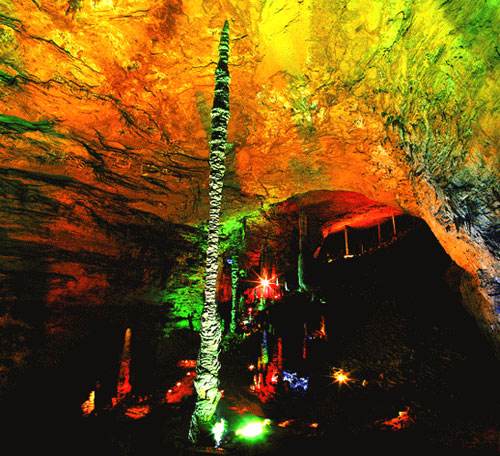 長(zhǎng)沙出發(fā)到溶洞奇觀黃龍洞、天門(mén)山、玻璃棧道、鳳凰古城九景往返三日游